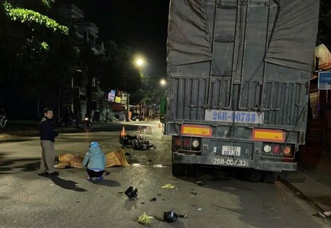 Xe máy đâm vào ô tô đang dừng đỗ khiến 2 người thương vong Xe may dam vao o to dang dung do khien 2 nguoi thuong vong