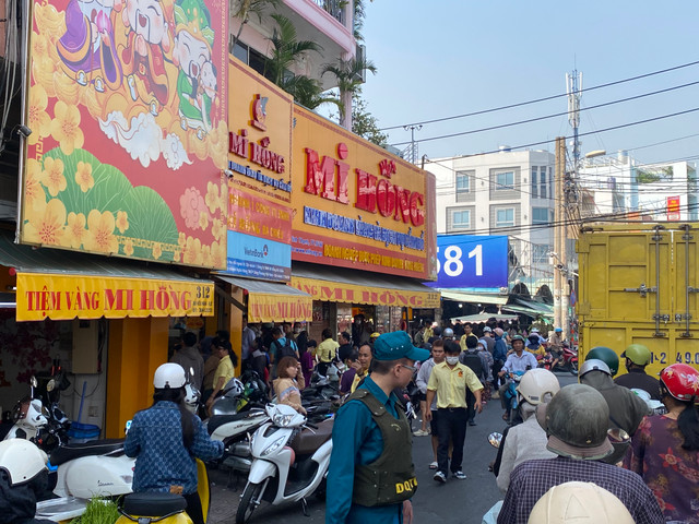 Nguoi dan TPHCM hao huc mua vang ngay via Than Tai du gia tang manh