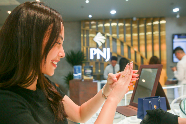 Nguoi dan TPHCM hao huc mua vang ngay via Than Tai du gia tang manh-Hinh-11