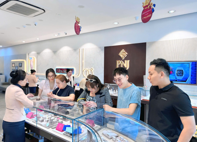 Người dân TPHCM háo hức mua vàng ngày vía Thần Tài dù giá tăng mạnh - Hình 8 Nguoi dan TPHCM hao huc mua vang ngay via Than Tai du gia tang manh-Hinh-8