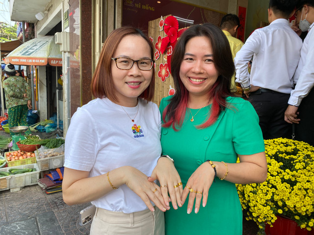 Nguoi dan TPHCM hao huc mua vang ngay via Than Tai du gia tang manh-Hinh-6
