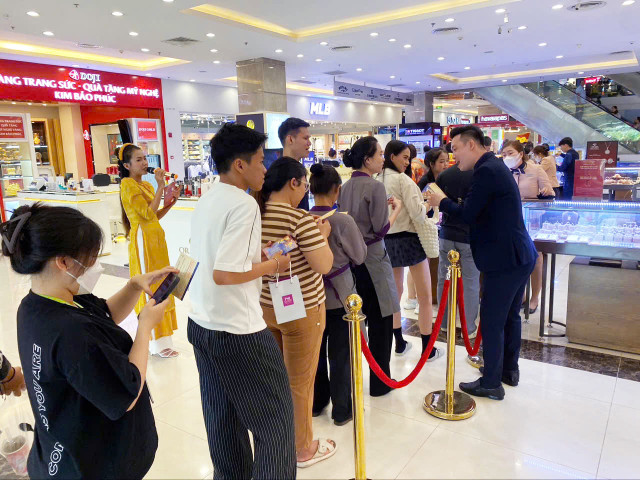 Người dân TPHCM háo hức mua vàng ngày vía Thần Tài dù giá tăng mạnh - Hình 10 Nguoi dan TPHCM hao huc mua vang ngay via Than Tai du gia tang manh-Hinh-10