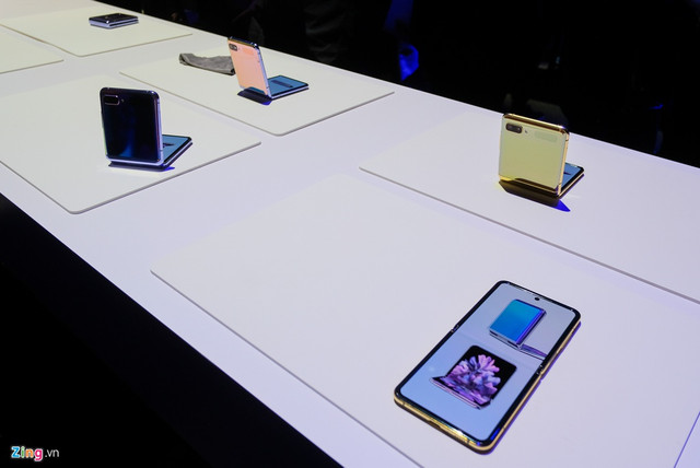 Samsung Galaxy Z Flip đẹp lung linh hút hồn fan ra sao? - Hình 9 Samsung Galaxy Z Flip dep lung linh hut hon fan ra sao?-Hinh-9