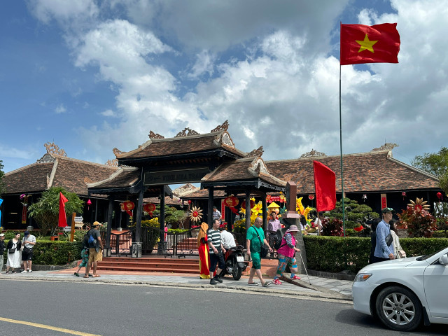 Du khách nô nức với nắng Xuân về trên phố biển Nha Trang - Hình 12 Du khach no nuc voi nang Xuan ve tren pho bien Nha Trang-Hinh-12