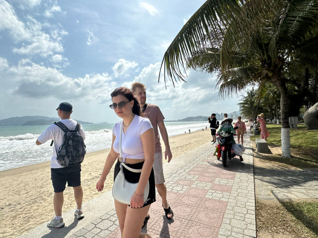 Du khách nô nức với nắng Xuân về trên phố biển Nha Trang - Hình 6 Du khach no nuc voi nang Xuan ve tren pho bien Nha Trang-Hinh-6