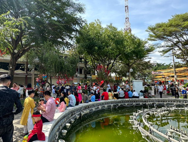 Du khách nô nức với nắng Xuân về trên phố biển Nha Trang - Hình 10 Du khach no nuc voi nang Xuan ve tren pho bien Nha Trang-Hinh-10