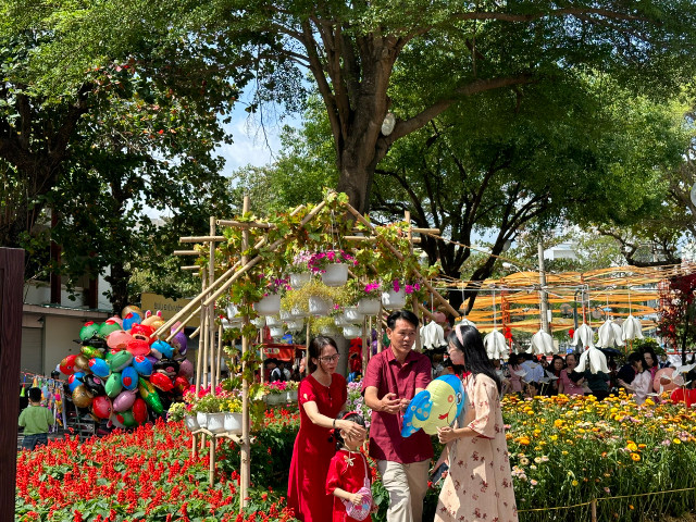 Du khách nô nức với nắng Xuân về trên phố biển Nha Trang - Hình 11 Du khach no nuc voi nang Xuan ve tren pho bien Nha Trang-Hinh-11