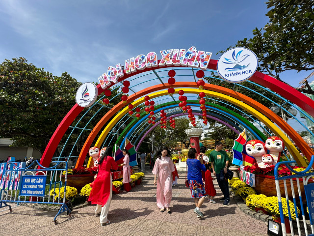 Du khách nô nức với nắng Xuân về trên phố biển Nha Trang - Hình 8 Du khach no nuc voi nang Xuan ve tren pho bien Nha Trang-Hinh-8