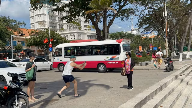 Du khach no nuc voi nang Xuan ve tren pho bien Nha Trang-Hinh-7