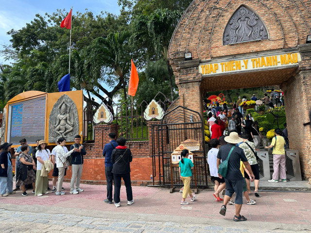 Du khách nô nức với nắng Xuân về trên phố biển Nha Trang - Hình 15 Du khach no nuc voi nang Xuan ve tren pho bien Nha Trang-Hinh-15