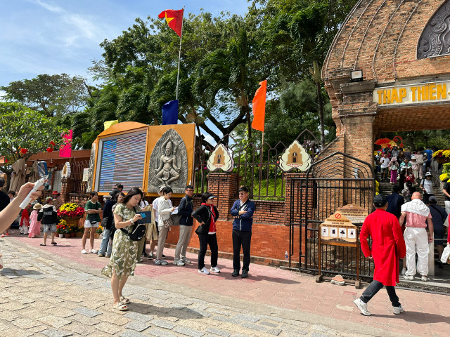 Du khách nô nức với nắng Xuân về trên phố biển Nha Trang - Hình 17 Du khach no nuc voi nang Xuan ve tren pho bien Nha Trang-Hinh-17