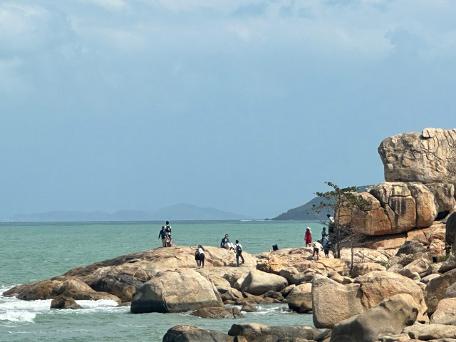 Du khách nô nức với nắng Xuân về trên phố biển Nha Trang - Hình 14 Du khach no nuc voi nang Xuan ve tren pho bien Nha Trang-Hinh-14