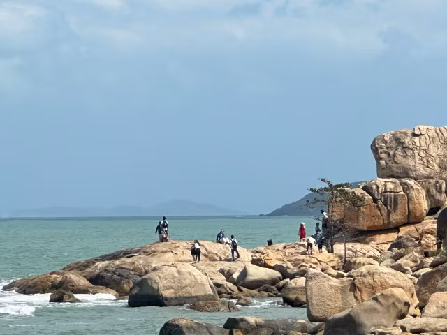 Du khach no nuc voi nang Xuan ve tren pho bien Nha Trang-Hinh-14