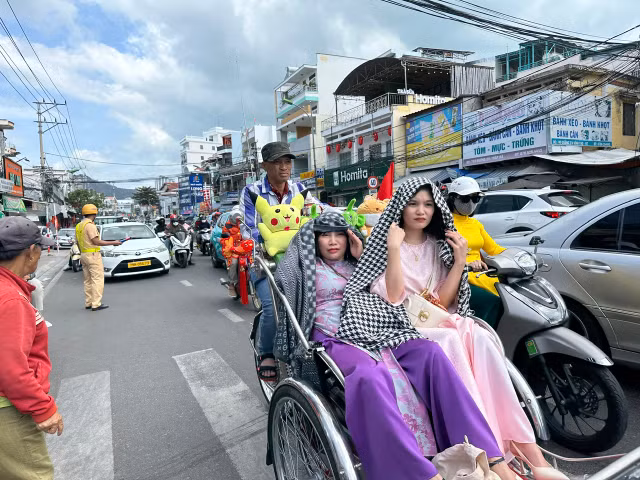 Du khach no nuc voi nang Xuan ve tren pho bien Nha Trang-Hinh-5