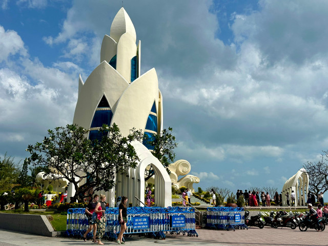 Du khách nô nức với nắng Xuân về trên phố biển Nha Trang - Hình 2 Du khach no nuc voi nang Xuan ve tren pho bien Nha Trang-Hinh-2