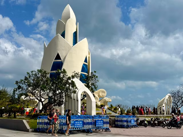 Du khach no nuc voi nang Xuan ve tren pho bien Nha Trang-Hinh-2