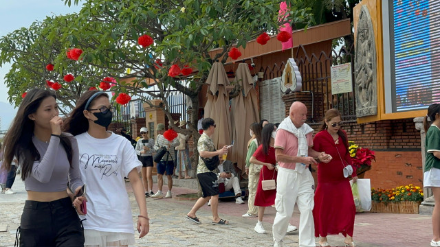 Du khách nô nức với nắng Xuân về trên phố biển Nha Trang - Hình 16 Du khach no nuc voi nang Xuan ve tren pho bien Nha Trang-Hinh-16