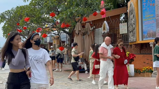 Du khach no nuc voi nang Xuan ve tren pho bien Nha Trang-Hinh-16
