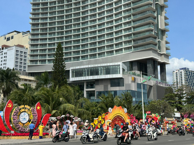 Du khách nô nức với nắng Xuân về trên phố biển Nha Trang - Hình 4 Du khach no nuc voi nang Xuan ve tren pho bien Nha Trang-Hinh-4