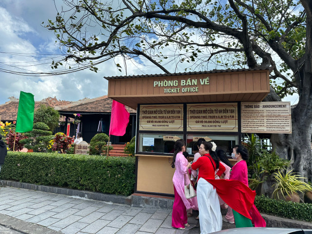 Du khách nô nức với nắng Xuân về trên phố biển Nha Trang - Hình 13 Du khach no nuc voi nang Xuan ve tren pho bien Nha Trang-Hinh-13