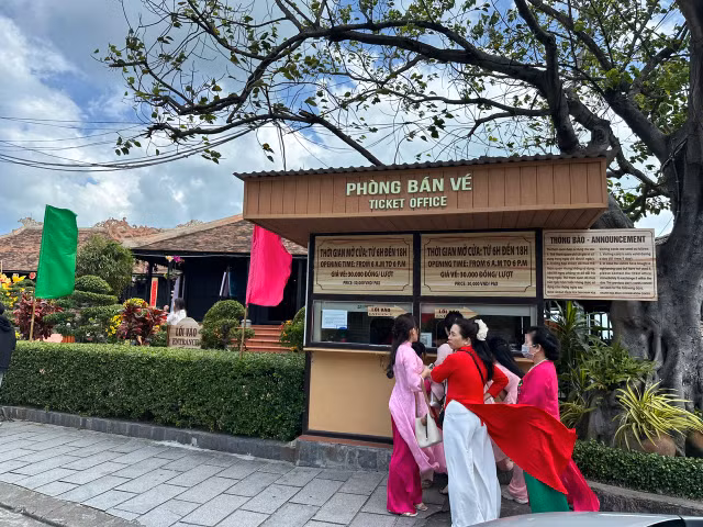 Du khach no nuc voi nang Xuan ve tren pho bien Nha Trang-Hinh-13