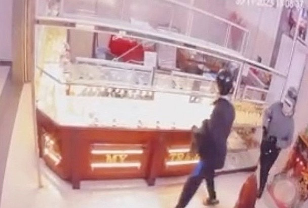 Nổ súng cướp tiệm vàng ở Trà Vinh, 1 đối tượng tử vong trên đường bỏ chạy No sung cuop tiem vang o Tra Vinh, 1 doi tuong tu vong tren duong bo chay