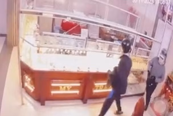 No sung cuop tiem vang o Tra Vinh, 1 doi tuong tu vong tren duong bo chay