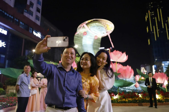 Rộn ràng Đường hoa Nguyễn Huệ Tết Ất Tỵ 2025 - Hình 4 Ron rang Duong hoa Nguyen Hue Tet At Ty 2025-Hinh-4
