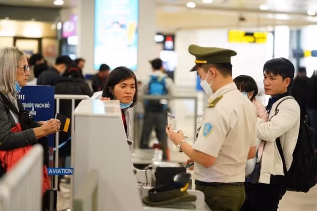 Viet Nam tam dung nhap canh doi voi nguoi nuoc ngoai tu 0h ngay 22/3 chong Covid-19