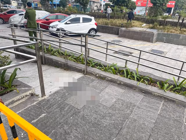 Toan canh vu nhan vien ngan hang roi tu tang 24 xuong dat tu vong