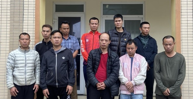 Ổ bạc núp bóng tại bãi tập kết mua bán rau củ quả ở Hà Nội O bac nup bong tai bai tap ket mua ban rau cu qua o Ha Noi