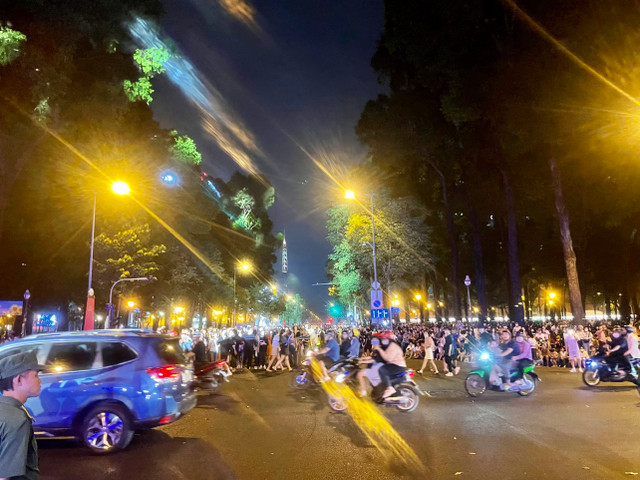 Thoi khac chuyen giao nam moi 2023 duoi phao hoa ruc ro cung dai tiec am nhac tai TPHCM-Hinh-4