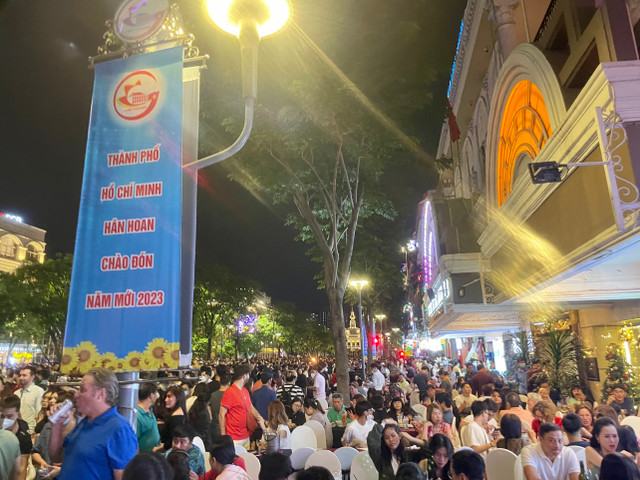 Thoi khac chuyen giao nam moi 2023 duoi phao hoa ruc ro cung dai tiec am nhac tai TPHCM-Hinh-11