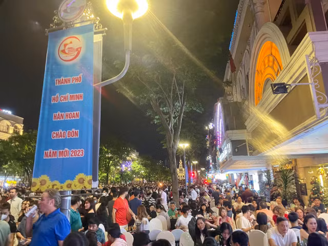 Thoi khac chuyen giao nam moi 2023 duoi phao hoa ruc ro cung dai tiec am nhac tai TPHCM-Hinh-11