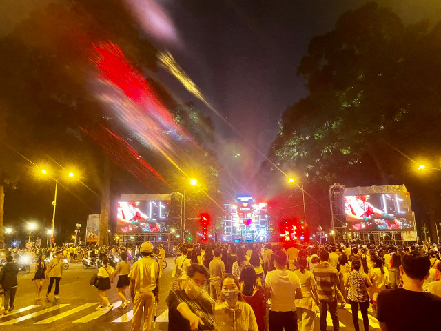 Thoi khac chuyen giao nam moi 2023 duoi phao hoa ruc ro cung dai tiec am nhac tai TPHCM-Hinh-5