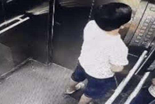 Những gương mặt vô ý thức biến thang máy chung cư thành toilet - Hình 2 Nhung guong mat vo y thuc bien thang may chung cu thanh toilet-Hinh-2