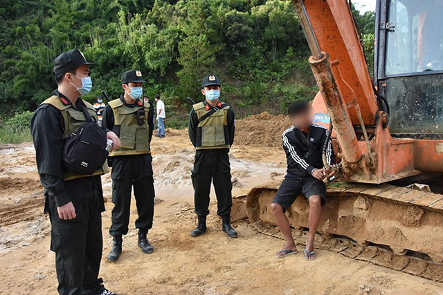 Hơn 150 công an ập vào triệt phá điểm khai thác vàng trái phép quy mô lớn Hon 150 cong an ap vao triet pha diem khai thac vang trai phep quy mo lon