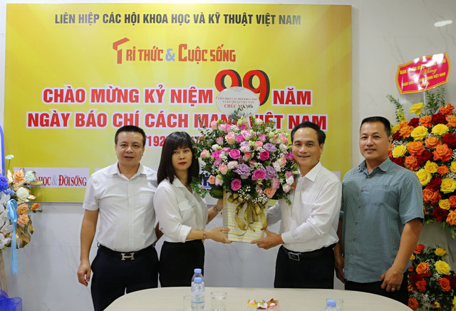 Phó Chủ tịch VUSTA Phạm Ngọc Linh thăm, chúc mừng Báo Tri thức và Cuộc sống - Hình 2 Pho Chu tich VUSTA Pham Ngoc Linh tham, chuc mung Bao Tri thuc va Cuoc song-Hinh-2