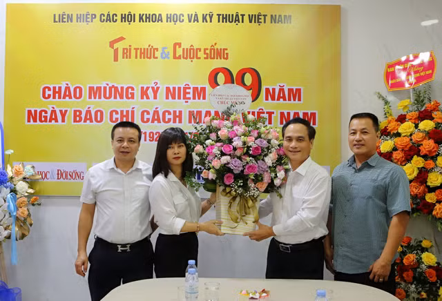 Pho Chu tich VUSTA Pham Ngoc Linh tham, chuc mung Bao Tri thuc va Cuoc song-Hinh-2