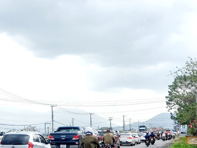 Khanh Hoa: Xa Tram thu phi Cam Thinh do luong xe un u dai hon 5 cay so-Hinh-3