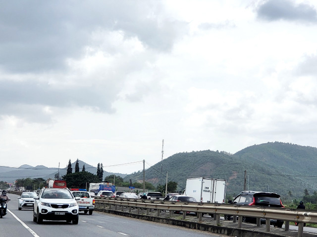 Khanh Hoa: Xa Tram thu phi Cam Thinh do luong xe un u dai hon 5 cay so-Hinh-7