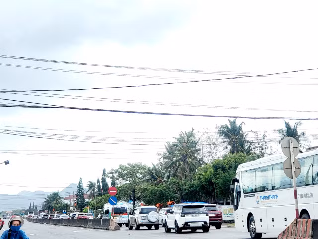 Khanh Hoa: Xa Tram thu phi Cam Thinh do luong xe un u dai hon 5 cay so-Hinh-5