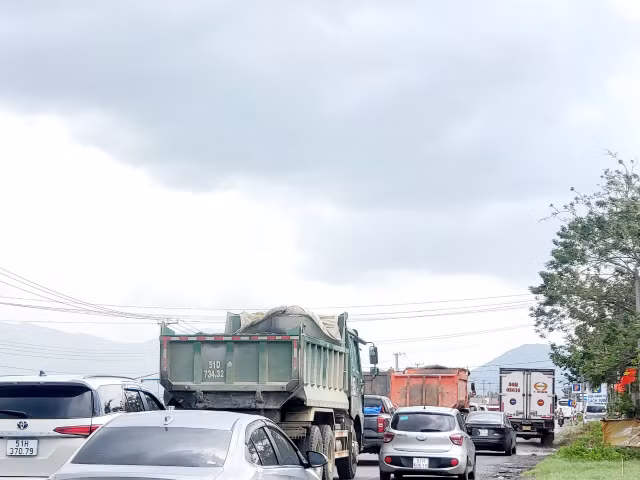 Khanh Hoa: Xa Tram thu phi Cam Thinh do luong xe un u dai hon 5 cay so-Hinh-4