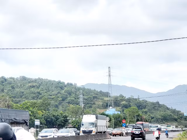 Khanh Hoa: Xa Tram thu phi Cam Thinh do luong xe un u dai hon 5 cay so-Hinh-6