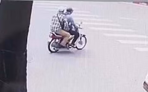 Vu cuop ngan hang BIDV: 2 ten cuop rai hon 5 trieu dong xuong duong de... can buoc nguoi truy duoi