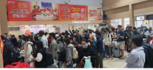Hơn 300.000 vé tàu Tết đã bán, chiều từ TPHCM đi Hà Nội chỉ còn ít - Hình 2 Hon 300.000 ve tau Tet da ban, chieu tu TPHCM di Ha Noi chi con it-Hinh-2