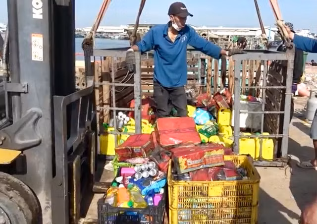 Binh Thuan: Truc vot thanh cong tau hang chim o cang ca Phan Thiet-Hinh-2