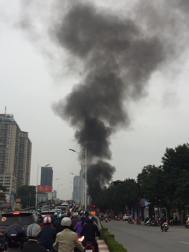 Hiện trường ô tô hạng sang Mercedes GLC 300 cháy rụi, một người tử vong Hien truong o to hang sang Mercedes GLC 300 chay rui, mot nguoi tu vong