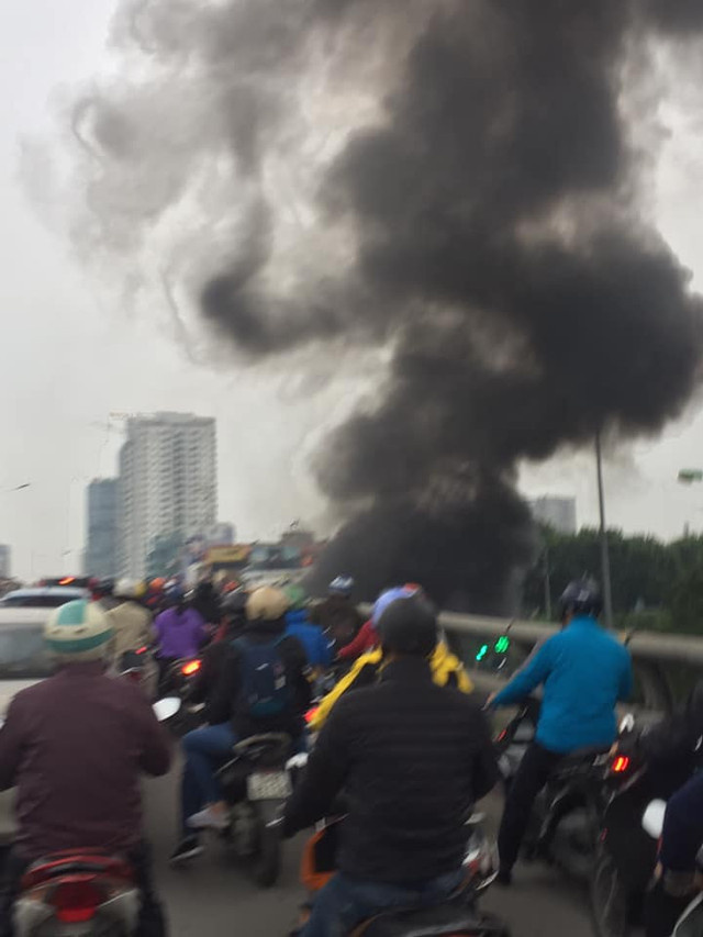 Hiện trường ô tô hạng sang Mercedes GLC 300 cháy rụi, một người tử vong - Hình 2 Hien truong o to hang sang Mercedes GLC 300 chay rui, mot nguoi tu vong-Hinh-2