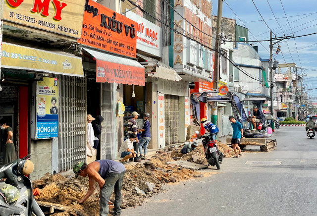 Bình Thuận: Công trình không rào chắn gây nguy hiểm cho người lưu thông - Hình 4 Binh Thuan: Cong trinh khong rao chan gay nguy hiem cho nguoi luu thong-Hinh-4